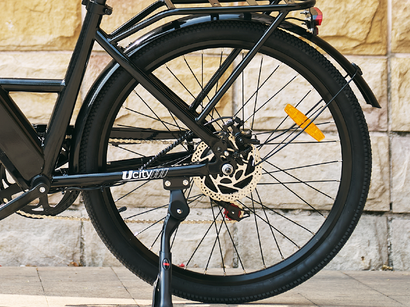 Vélo électrique à la place de la voiture : j'ai vendu mon auto et je roule maintenant avec l'iScooter UcityS